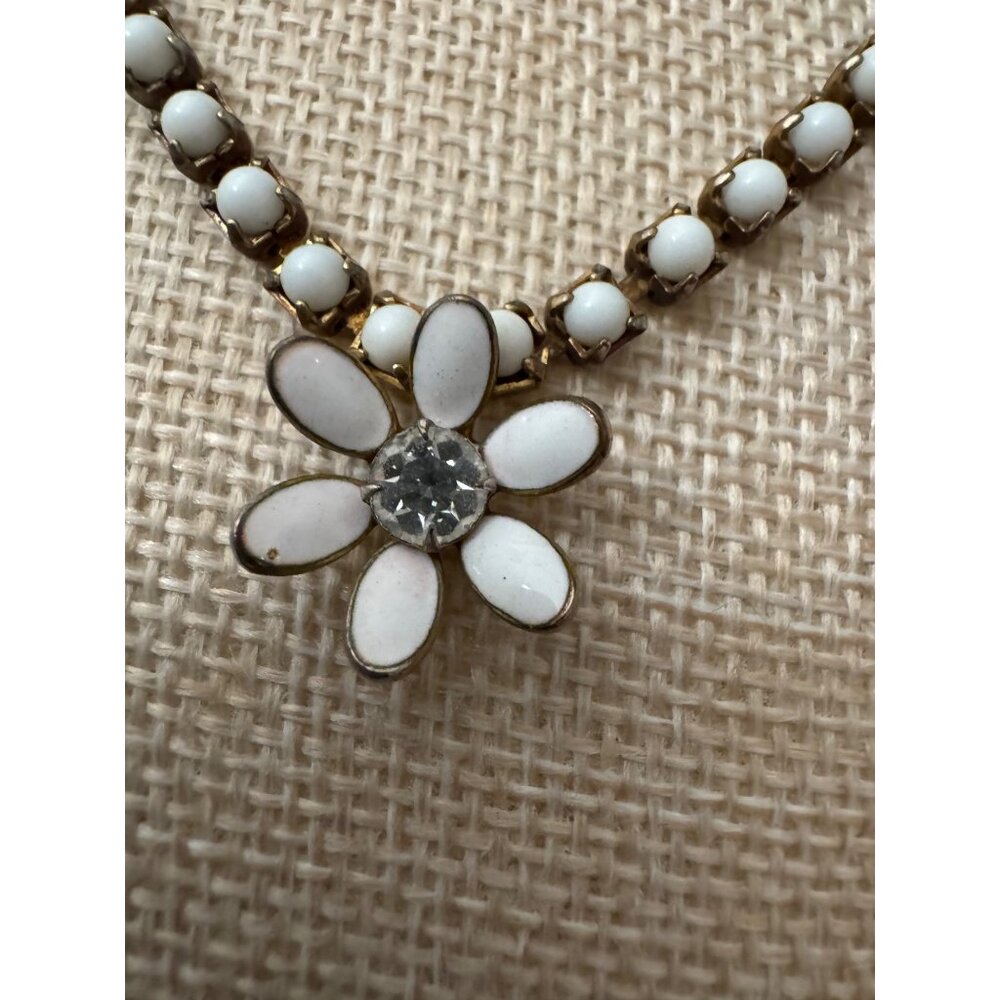 Vintage Gold-Tone White Daisy Flower Necklace With Rhinestone Accents Retro Char - Picture 2 of 10